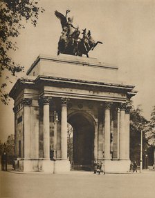 'Triumphal Arch Moved from Hyde Park to Constitution Hill', c1935. Creator: Unknown.