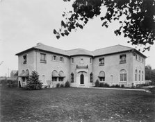 Large L-shaped residence, Colorado, designed by architect Jacques Benois Benedict, c1903 - 1923. Creator: Unknown.