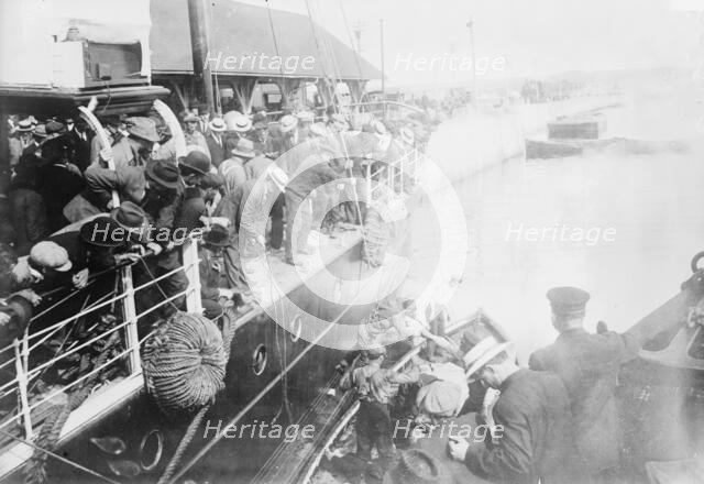 Rimouski -- landing bodies at wharf, 1914. Creator: Bain News Service.