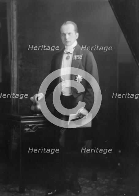 Von Holm, Fritz, Dr., portrait photograph, between 1913 and 1923. Creator: Arnold Genthe.