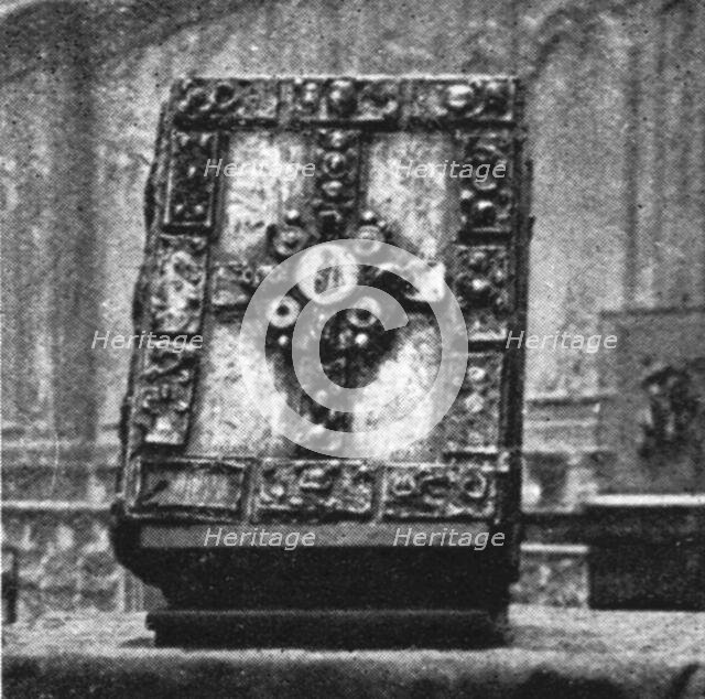 'L'Exposition des oeuvres d'art mutilees ou provenant des regions devastees..., 1916. Creator: Unknown.