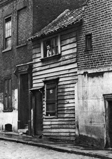 An old wooden house in St John's Hill, Shadwell, London, 1926-1927.Artist: Whiffin