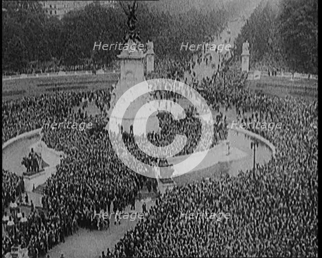 Crowds Surrounding Buckingham Palace, 1929. Creator: British Pathe Ltd.