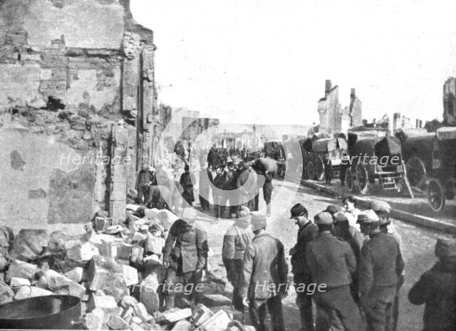 'Nos regions Devastees; Juste retour de choses: des Allemands prisonniers', 1914. Creator: Unknown.