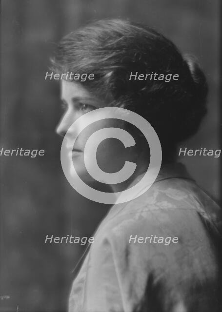 Kraus, Viola M., Miss, portrait photograph, 1914 May 21. Creator: Arnold Genthe.