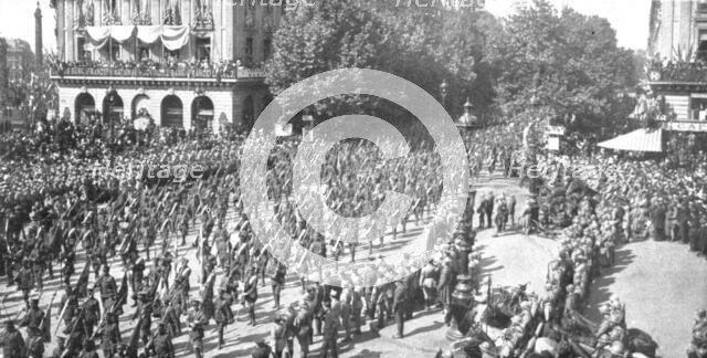 'Le jour de gloire; les deux cents drapeaux des regiments britanniques traversant la place..., 1919. Creator: Unknown.