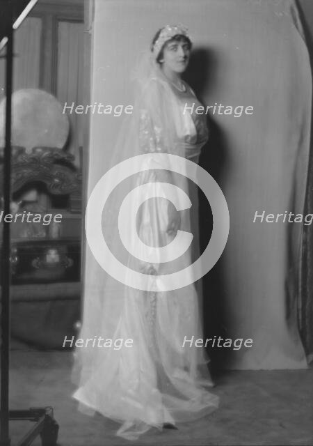 Irwin, Wallace, Mrs., portrait photograph, 1916 Jan. 7. Creator: Arnold Genthe.