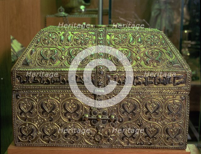 Chest of Hisham II, made of niello and golden silver in Cordoba.