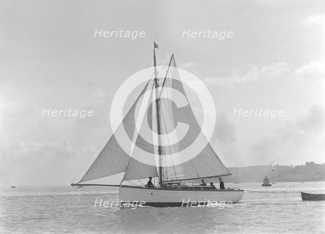 The gaff rig sailboat 'Bunty' close-hauled, 1921. Creator: Kirk & Sons of Cowes.
