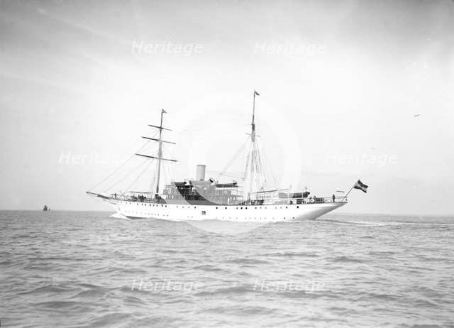 The steam yacht 'Ul' under way, 1911. Creator: Kirk & Sons of Cowes.