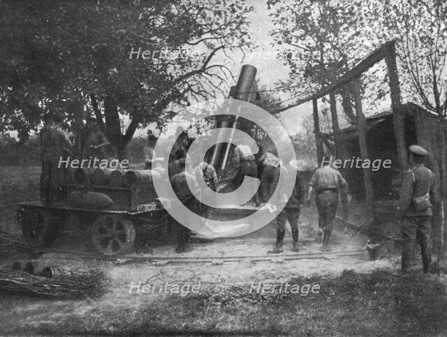'Le haut commandement de L'Armee Anglaise; Piece d'artillerie lourde en action sur..., 1916. Creator: Unknown.