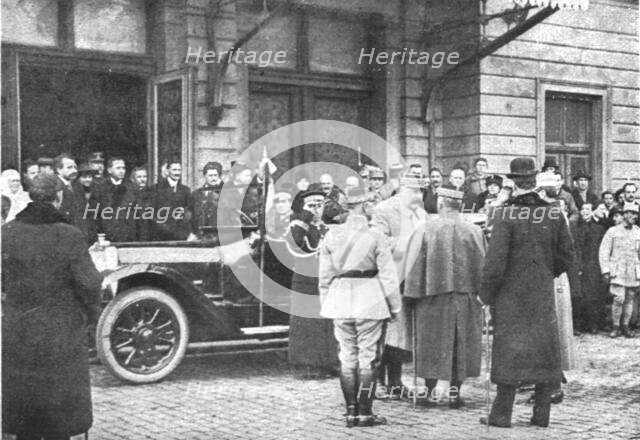 'En Roumanie Liberee; la general Franchet d'Esperey, arrivant a Bucarest, est recu par..., 1918. Creator: Unknown.