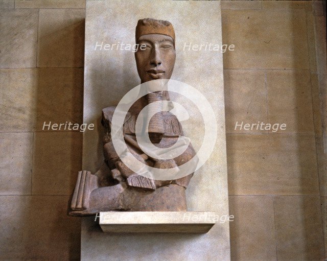 Statue of Amenhotep IV, made in stoneware with polychromed remains, it comes from Karnak.