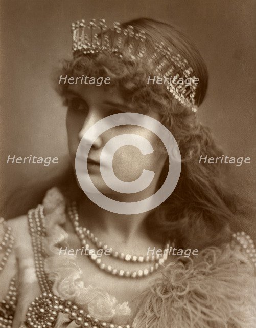 Marion Hood, British soprano opera and musical theatre singer, 1884.  Artist: St James's Photographic Co
