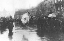 'La Nouvelle Europe; la guerre civile a Berlin; aux obseques solennelles des morts spart..., 1918. Creator: Unknown.