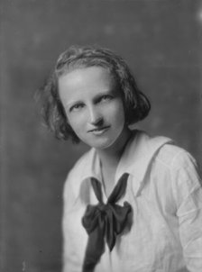 Bentz, Edna, Miss, portrait photograph, 1917 July 9. Creator: Arnold Genthe.