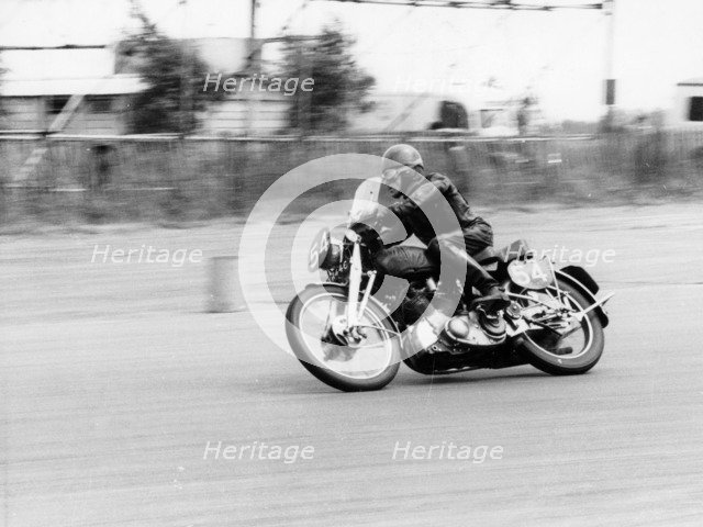 CE Mills riding a 998cc Vincent, Silverstone, Northamptonshire, 1959. Artist: Unknown