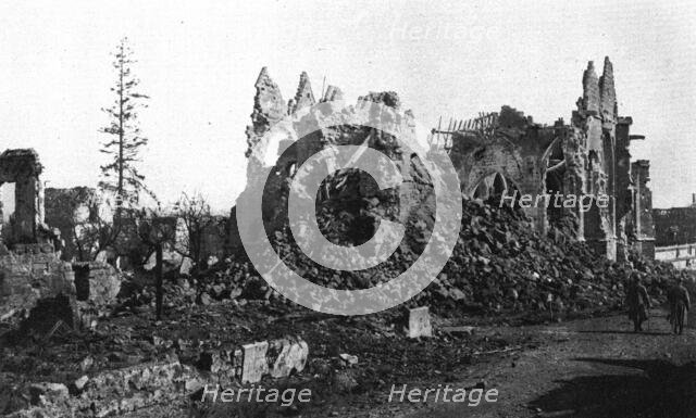 'En territoire libere; l'eglise de Lassigny', 1917. Creator: Unknown.