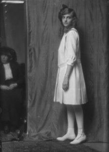 Graves, Antoinette, Miss, portrait photograph, 1913. Creator: Arnold Genthe.