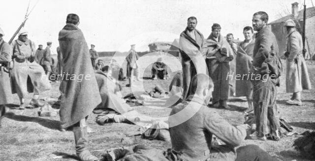 'La campagne d'hiver en Orient; A Negotchani: officiers bulgares prisonniers', 1917. Creator: Unknown.