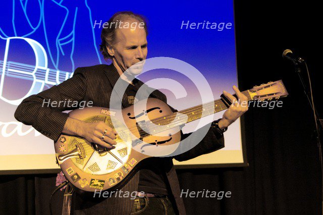 Brooks Williams, Hawth, Crawley, West Sussex, 14.11.16. Artist: Brian O'Connor.