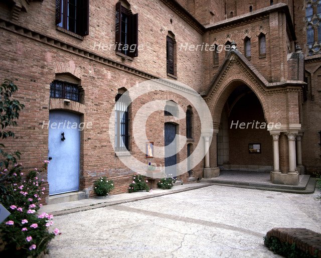 Valldonzella Convent 1913-1919, detail of the entrance door to the convent.