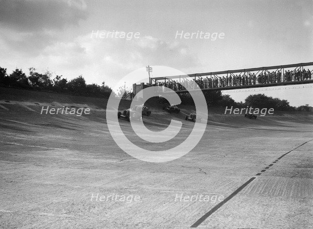 Cars racing on Byfleet Banking during the BRDC 500 Mile Race, Brooklands, 3 October 1931. Artist: Bill Brunell.