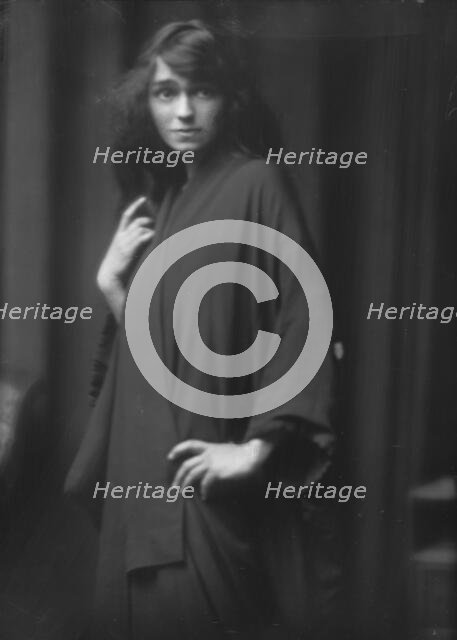Pierce, Marion, Miss, portrait photograph, 1913. Creator: Arnold Genthe.