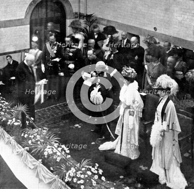 The opening of the New Manchester Royal Infirmary: the King and Queen on the platform..., 1909. Creator: Warwick Brookes.