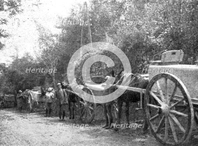 'La grande attaque du Carso (aout 1916); Service de ravitaillement d'eau pour les troupes', 1916. Creator: Unknown.