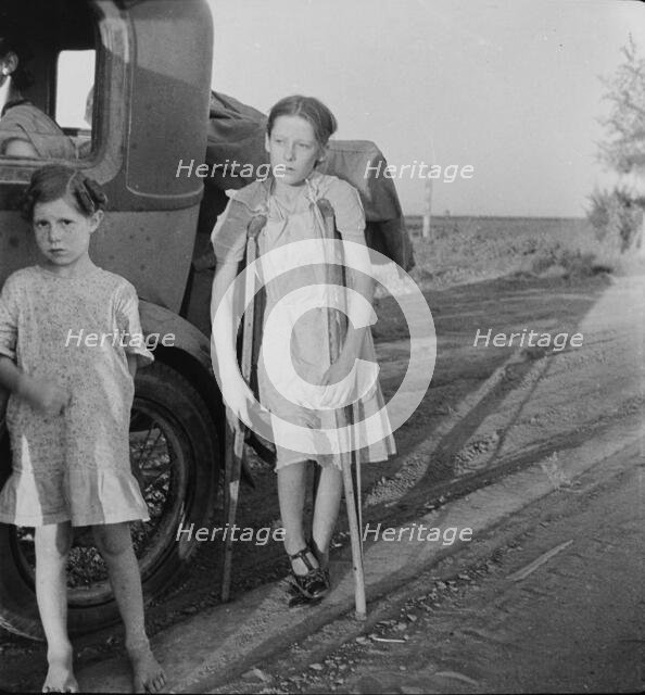 Children of Oklahoma drought refugees on highway near Bakersfield, California, 1935. Creator: Dorothea Lange.