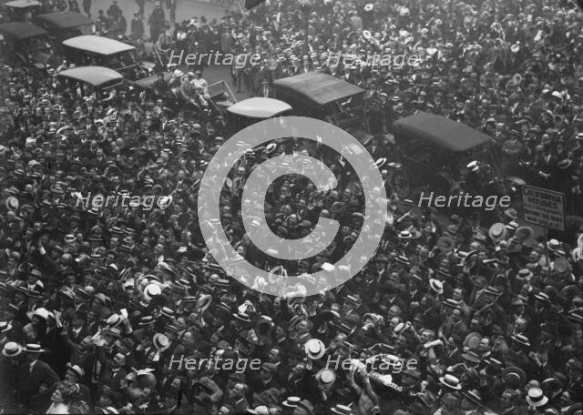 Crowd listening to T.R. [Theodore Roosevelt] speak, Chicago, 1912. Creator: Bain News Service.