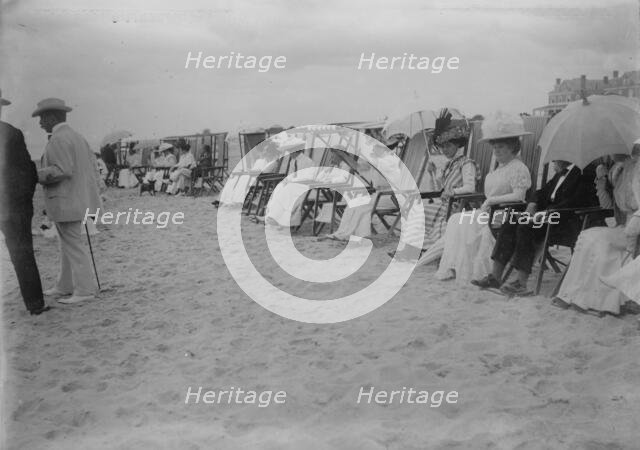 Spectators on beach for motor boat races, Palm Beach, 1910. Creator: Bain News Service.