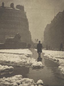 The day breaks cold, Trafalgar Square. From the album: Photograph album - London, 1920s. Creator: Harry Moult.