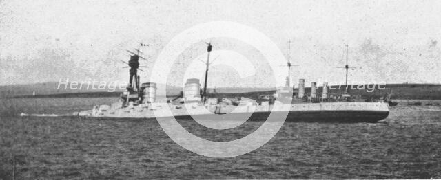 'Le sabordage de la flotte allemande; Le grand croiseur de bataille "Hindenburg" coule..., 1919. Creator: Unknown.