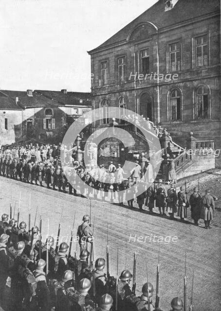 'Au quartier general d'armee du general Nivelle; le prince Arthur de Connaught, cousin..., 1916. Creator: Unknown.