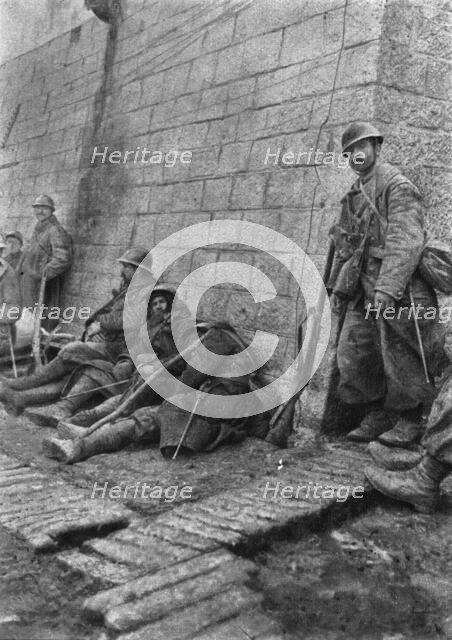 'Notre offensive du 15 decembre 1916; Trois des notres eclopes, avaient refuse de se laisser evacuer Creator: Unknown.