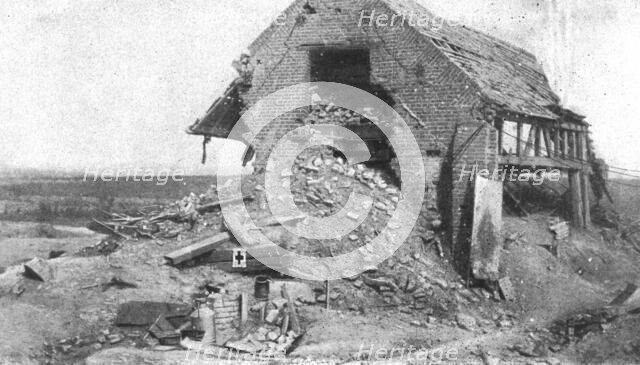 'Derriere la bataille, au Sud de la Somme: Le travail de notre artillerie sur les defenses..., 1916. Creator: Unknown.