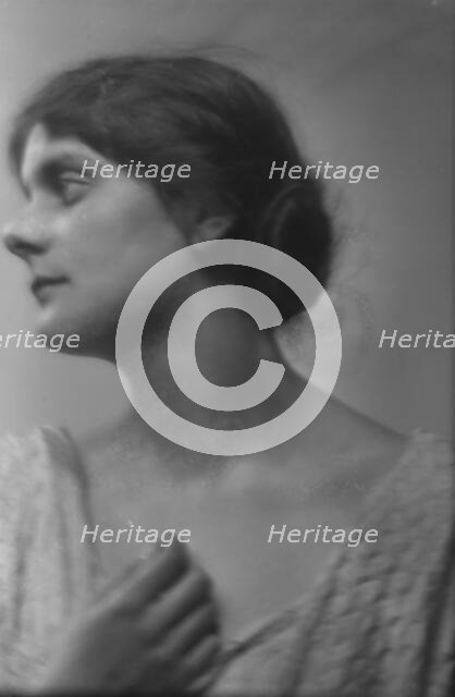 Isadora Duncan dancer, portrait photograph, between 1915 and 1923. Creator: Arnold Genthe.