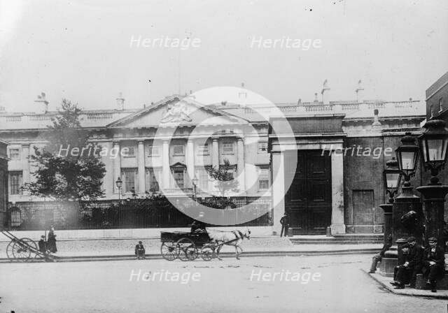 Mint - London, between c1910 and c1915. Creator: Bain News Service.