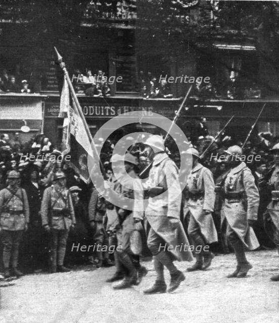 'Le jour de gloire; au coeur de Paris: le defile sur les grands boulevards jusqu'a la place..., 1919 Creator: Unknown.