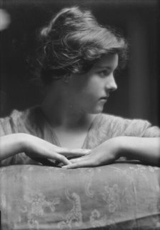 Beyer, Hilda, Miss, portrait photograph, 1913 Nov. 30. Creator: Arnold Genthe.