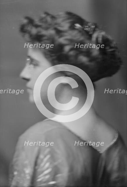Heroy, Elizabeth, Miss, portrait photograph, 1915 Feb. 18. Creator: Arnold Genthe.