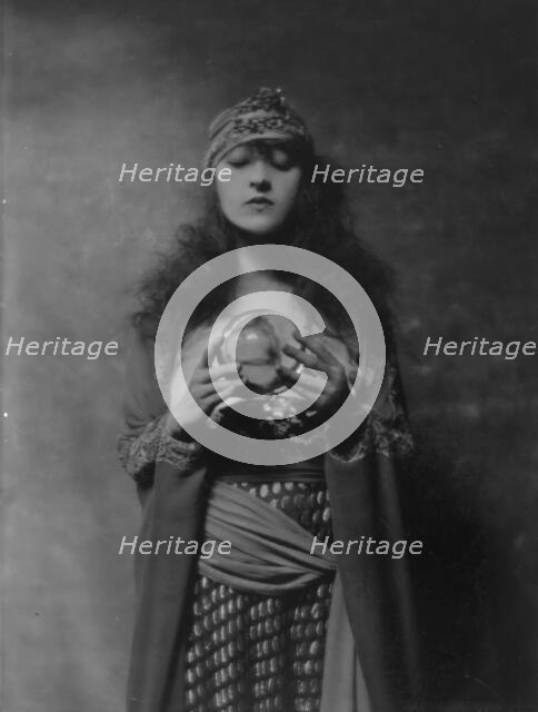 Dolly sister, portrait photograph, 1916. Creator: Arnold Genthe.