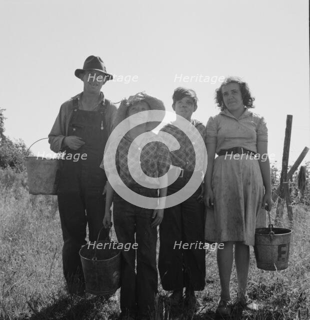 Father and children came from Albany..., near West Stayton, Marion county, Oregon, 1939. Creator: Dorothea Lange.