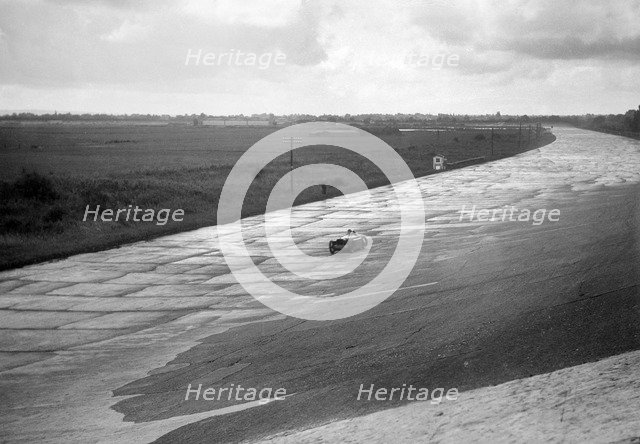 Leon Cushman's Austin 7 racer making a speed record attempt, Brooklands, 8 August 1931. Artist: Bill Brunell.