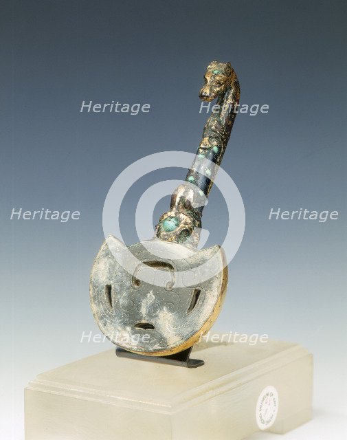 Gilt bronze garment hook with jade and turquoise inlays, Eastern Zhou dynasty, 4th century BC. Artist: Unknown