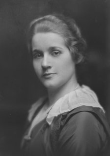 Pierce, Mary, Miss, portrait photograph, 1916 May 20. Creator: Arnold Genthe.