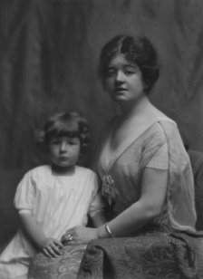 Goddard, Mrs., and children, portrait photograph, between 1912 and 1915. Creator: Arnold Genthe.
