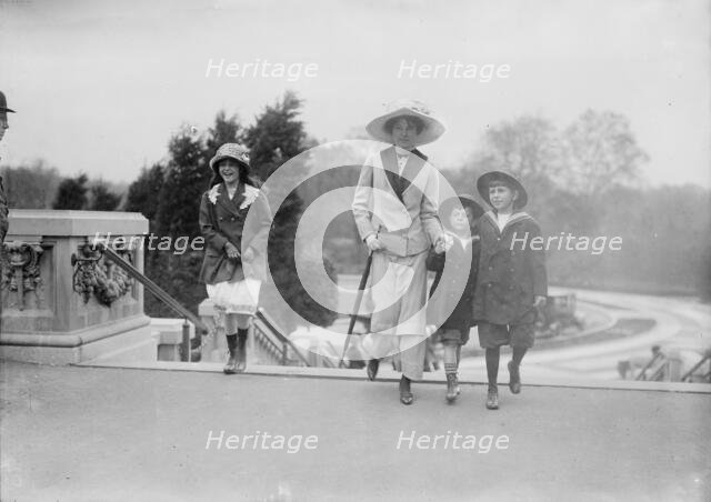 Margaret Schieffelin & Louise, Bayard & Elliot, between c1910 and c1915. Creator: Bain News Service.